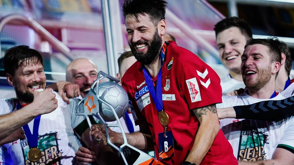 Magdeburgs Trainer Bennet Wiegert hält den Siegerpokal in den Händen.