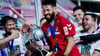 Magdeburgs Trainer Bennet Wiegert hält den Siegerpokal in den Händen.