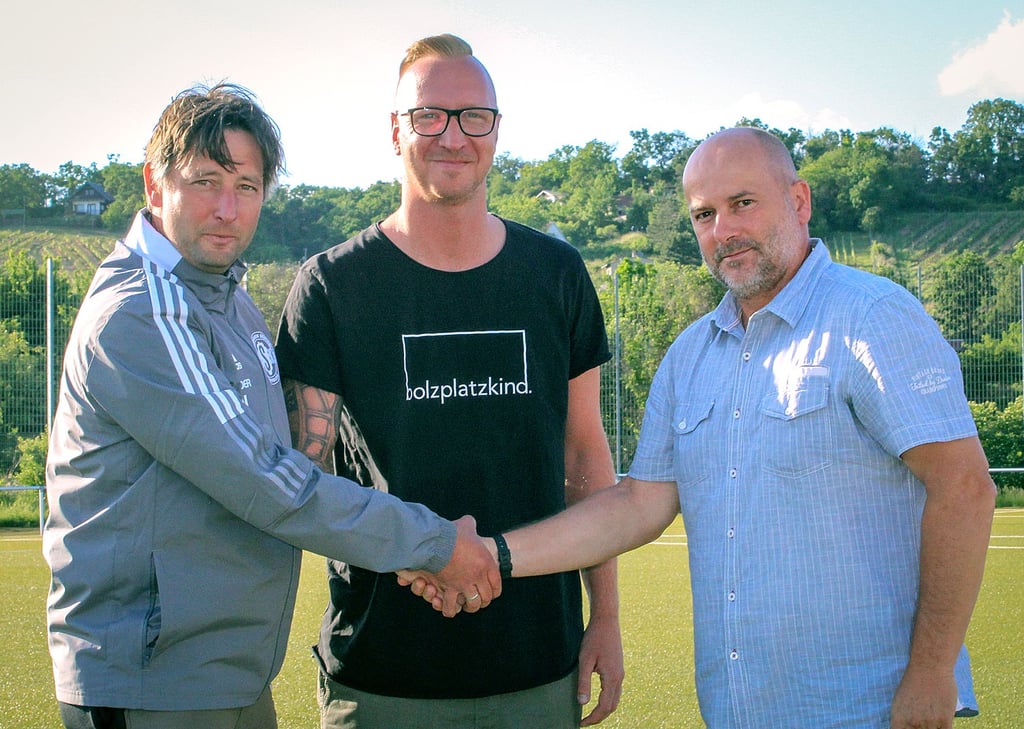 Der gerade erst zum Vizepräsidenten des FC RSK für den Erwachsenenbereich gewählte Daniel Keller (l.) und Coach Steffen Giese (r.) mit dem Freyburger Neuzugang im Trainerteam, Ronny Sieber.