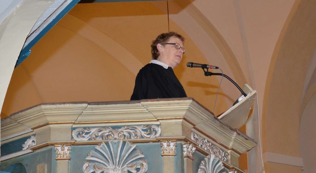 Pfarrerin Magdalene Wohlfahrt während einer Predigt in Genthin.