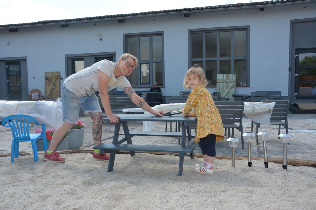 Steffi Lingner mit Enkeltochter Bele auf dem Außengelände ihres Cafes "Ete & Elsa" in der Niegripper Chaussee/Siedlung.