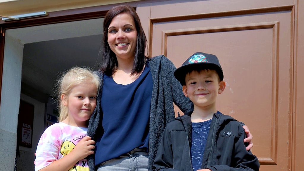 Mit großem Hallo wird Sina Keßler begrüßt, wenn sie den Schulhof betritt. Die Kinder lieben sie. Auch Pauline und Ayden (beide 7) wollen, dass die Schulsozialarbeiterin an der Schule bleibt.
