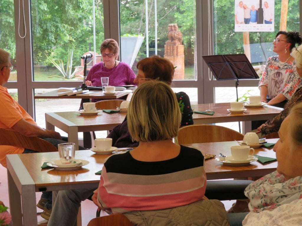 Marion Lange (l.) liest im Mehrgenerationenhaus aus ihrem neuen Buch. Musikalisch begleitet wird sie von Astrid Lanzke (r.).
