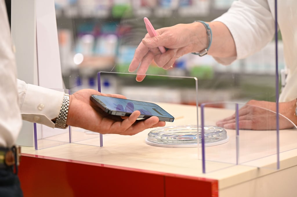 Mit dem E-Rezept sollen die Papierrezepte der Vergangenheit angehören. Der digitale Code wird an das Smartphone geschickt und in der Apotheke eingelöst.