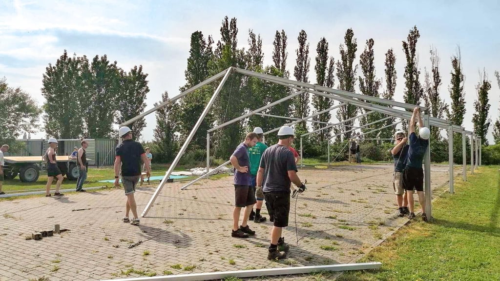 Mitglieder der Sport- und Freizeit-Gemeinschaft Nellschütz beim Aufbau des Festzeltes auf dem Sportplatz zum Pfingstbier am Wochenende