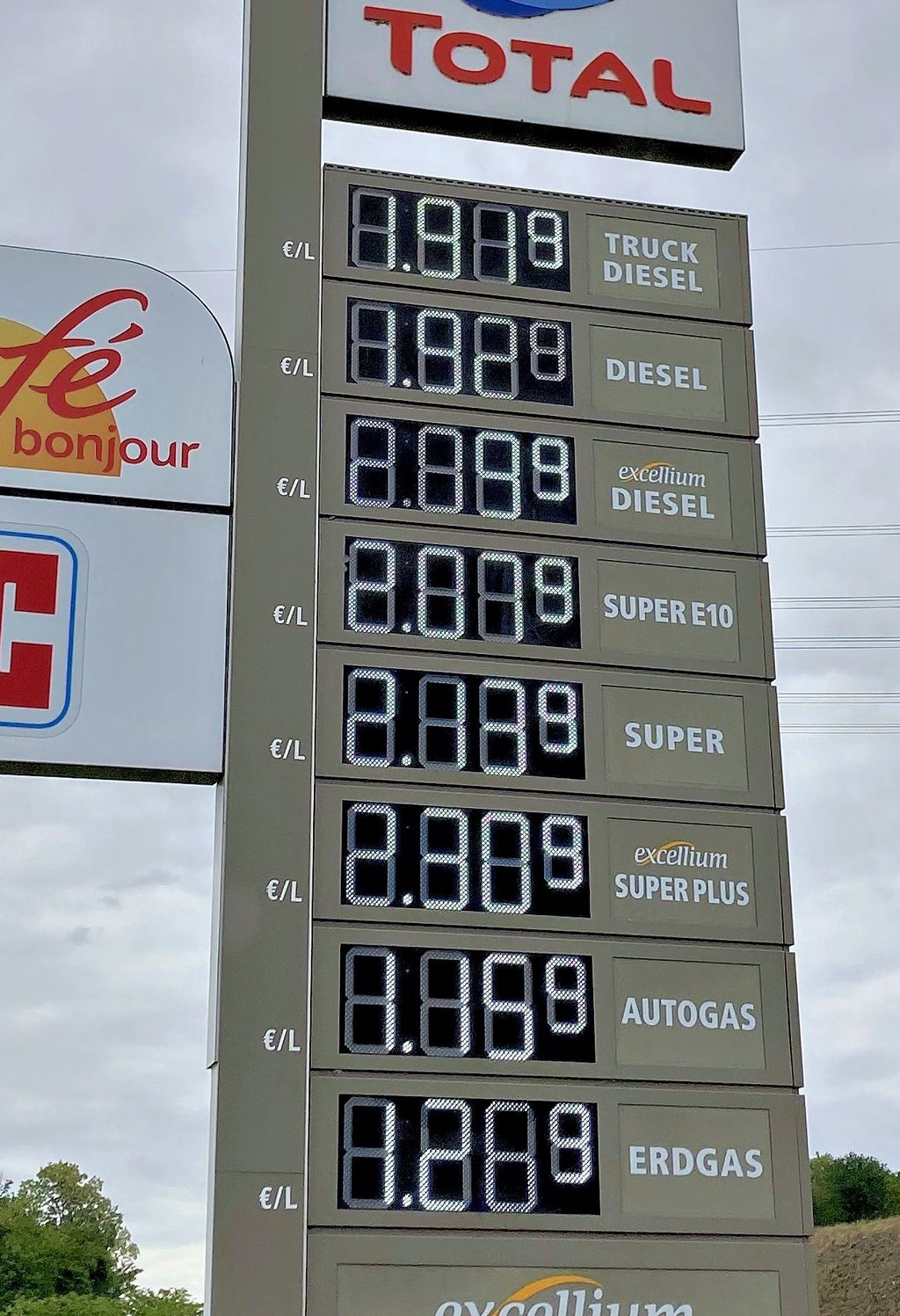 Der Vorher-Nachher-Vergleich an einer Total-Tankstelle in Quedlinburg: Am Dienstag kostete der Liter Super noch 2,13 Euro und Diesel 1,92 Euro.
