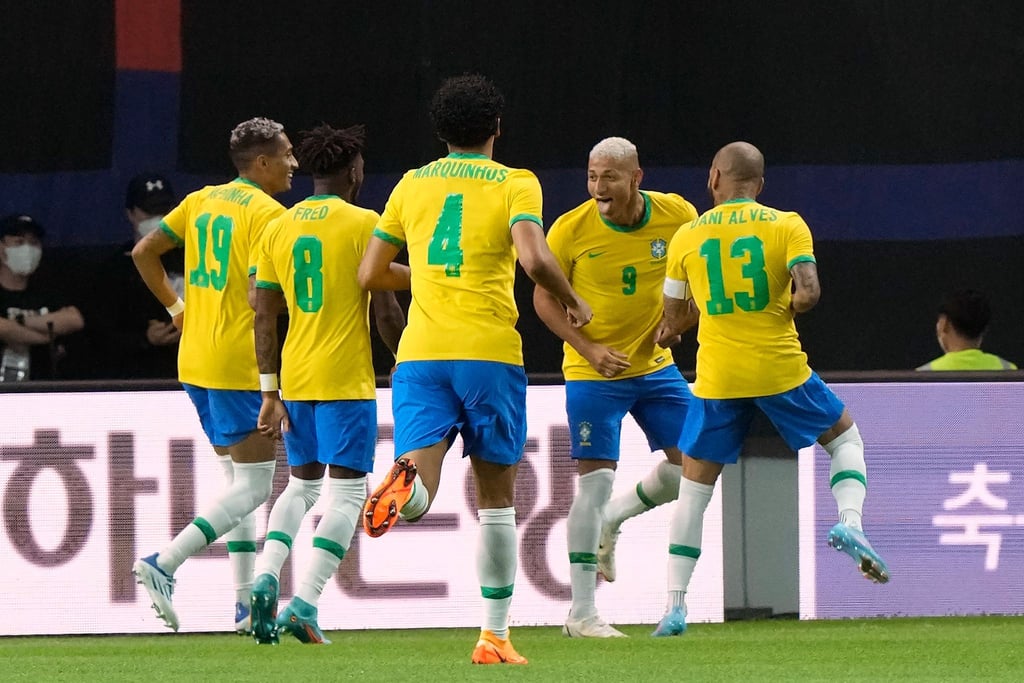 Brasiliens Richarlison (2.v.r) feiert mit seinen Mannschaftskollegen das 1:0 für Brasilien.