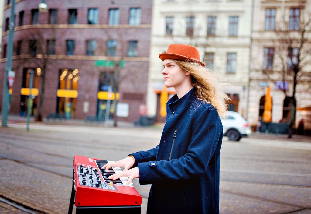 Mit dem Keyboard mitten in der Stadt: Noah-Benedikt war musikalisch in Magdeburg unterwegs.