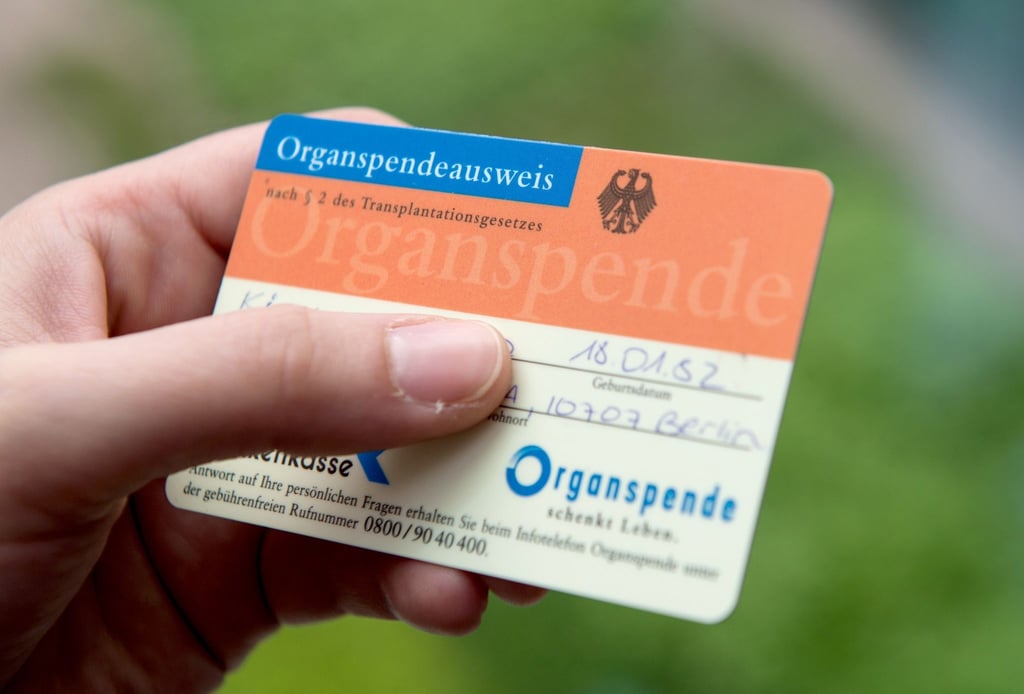 Den Organspendeausweis sollte man am besten immer dabeihaben - zum Beispiel im Geldbeutel.