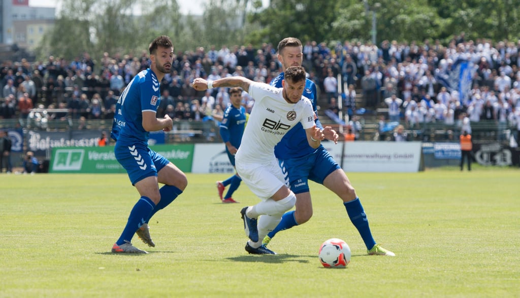 Für den Aufstieg in die 3. Liga muss der BFC Dynamo am Samstag in Oldenburg den 0:2-Rückstand aus dem Hinspiel drehen.