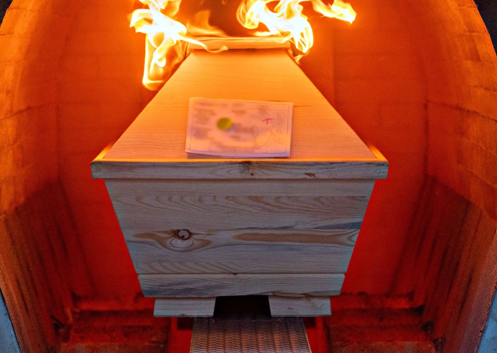 Ein Verstorbener wird in einem Krematorium dem Feuer übergeben.