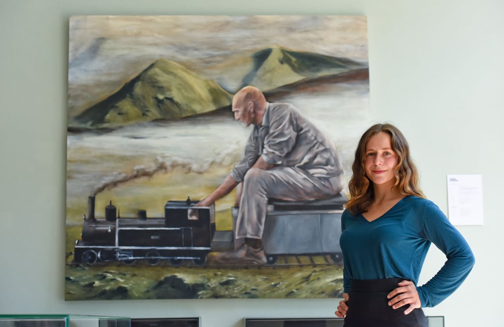 Chiara Hofmann hat groß- und kleinformatige Gemälde angefertigt und stellt diese nun im Goldstudio 60 aus.