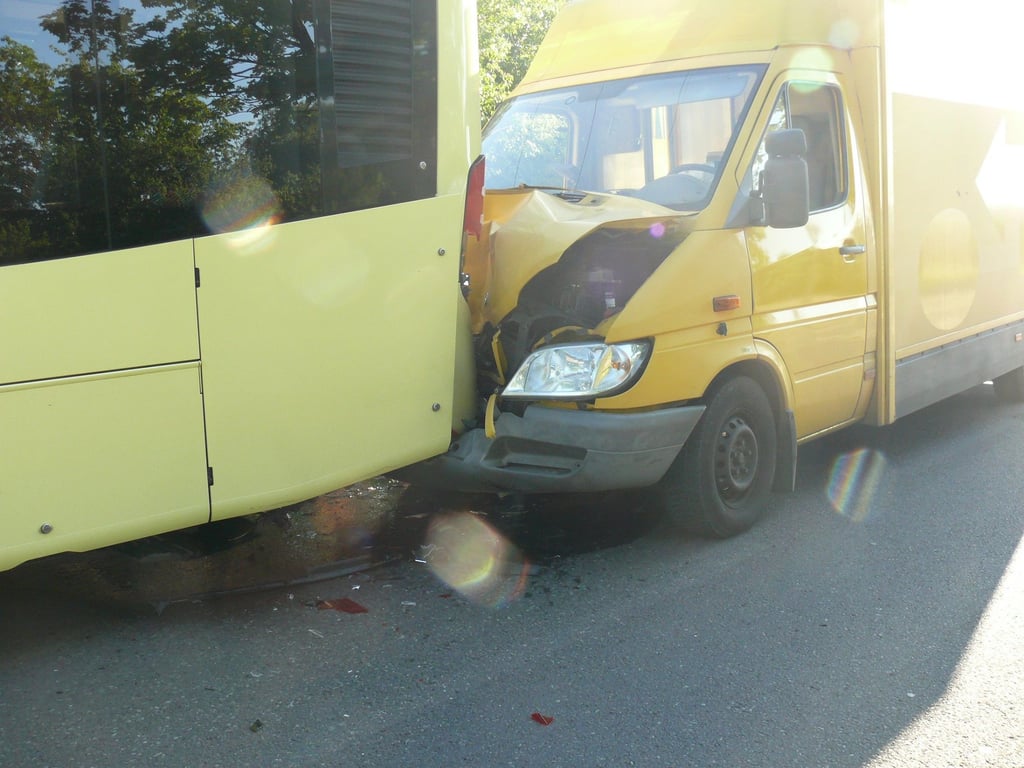 Beide Fahrzeuge wurden in Osterweddingen bei dem Unfall beschädigt.