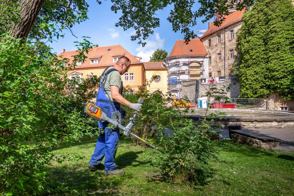 Gemeinde-Mitarbeiter Jürgen Karsch sorgt im Vorfeld des Schlossfestes für saubere und gepflegte Grünflächen.
