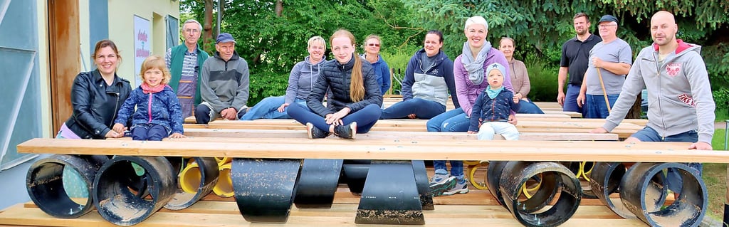 Kurze Pause für ein Foto. Die Mitglieder vom RuF Sangerhausen bereiten emsig das Turnier vor.