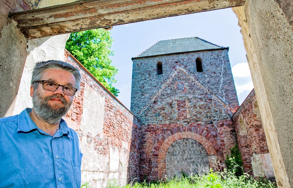 Pfarrer Thomas Meißner vor der Kirche in Hohenedlau.