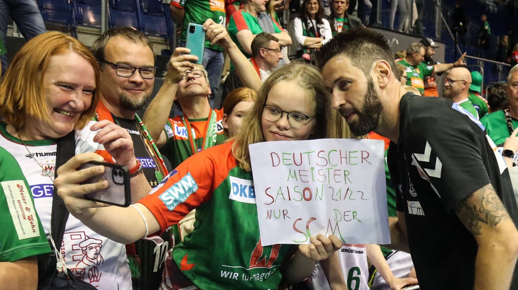 SCM-Trainer Bennet Wiegert posiert als Meistercoach für Selfies mit den Fans.