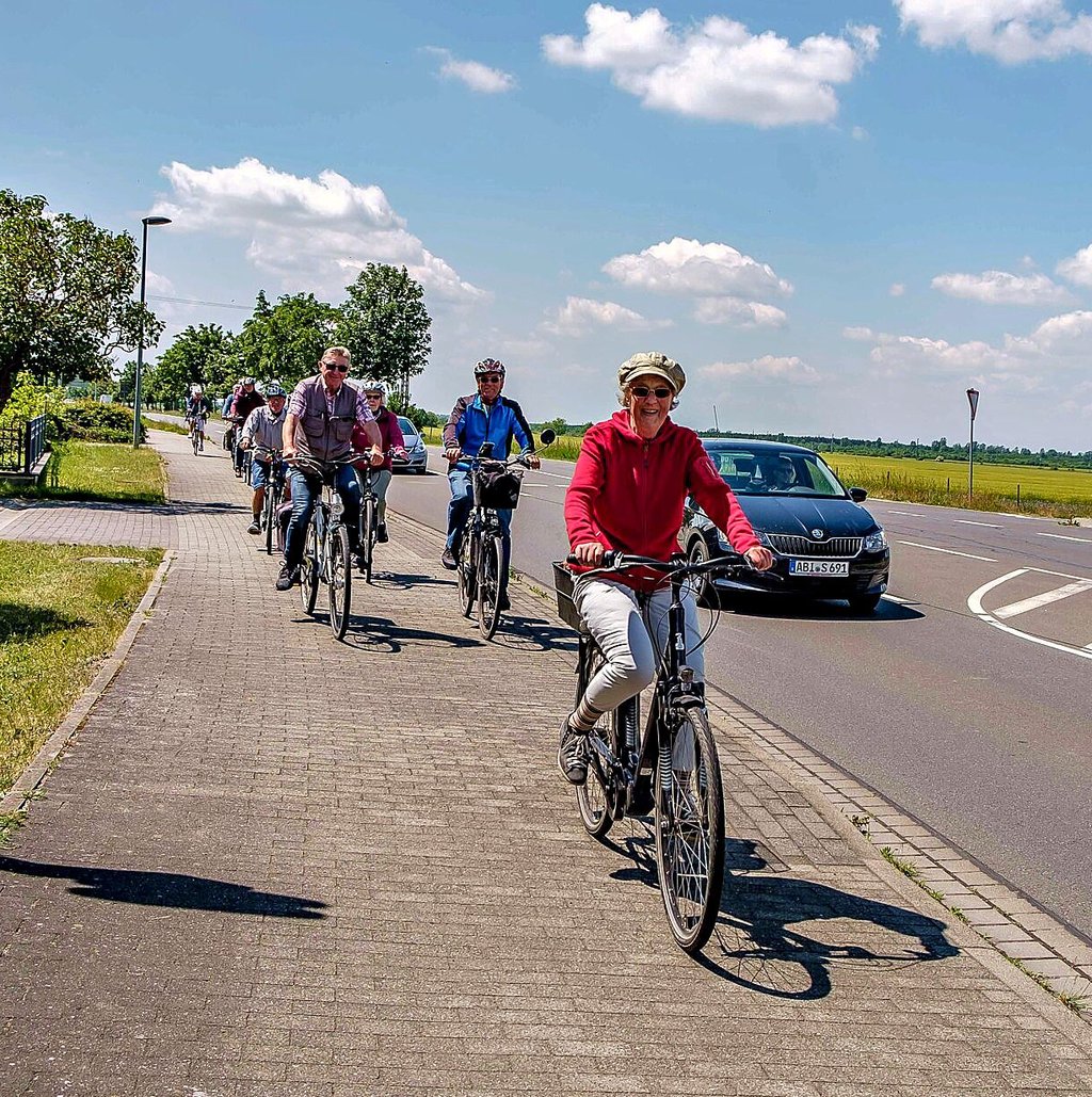 Diese Wittenberger Gruppe ist gemeinsam auf den Fahrrädern in Radis unterwegs gewesen.