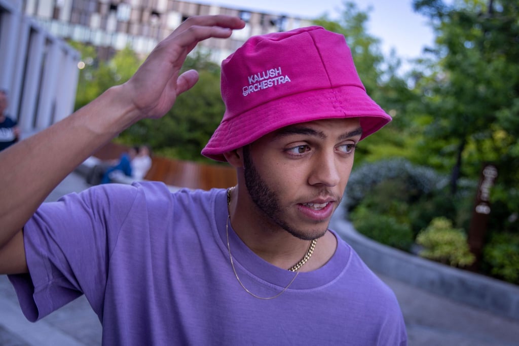 ESC-Teilnehmer Malik Harris trägt einen Hut mit dem Namen der ukrainischen Band Kalush Orchestra. Im Jahr 2022 sind Fischerhüte, auch Bucket Hat (Eimer-Hut) genannt, der letzte Schrei.