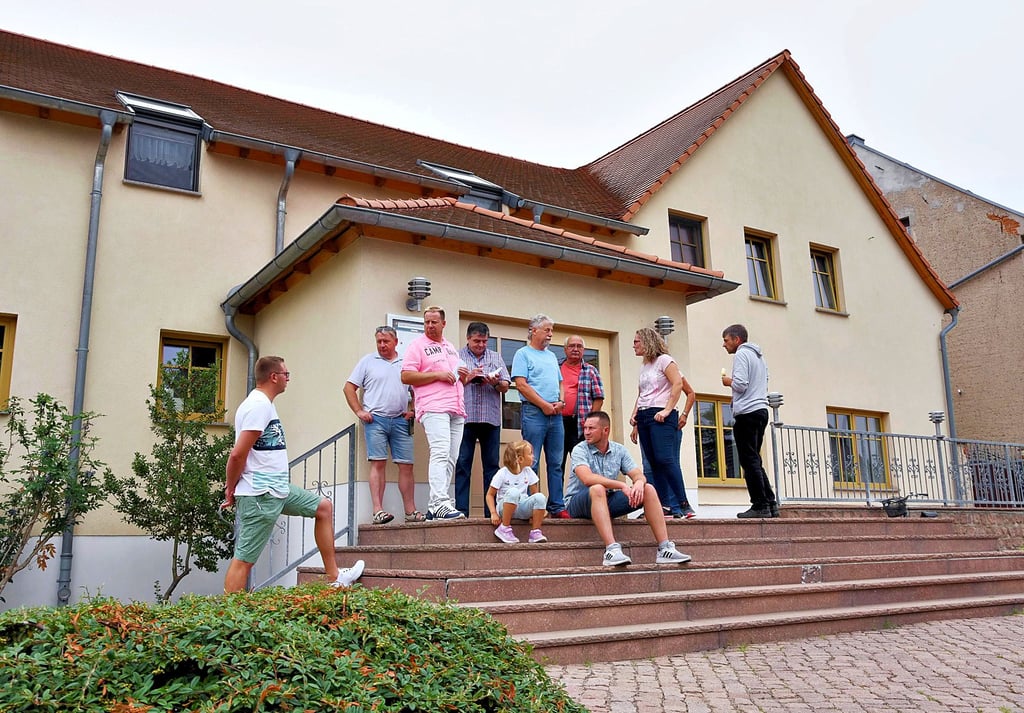 Anwohner stehen vorm Dorfgemeinschaftshaus in Görzig. Das Gebäude ist Treffpunkt für Vereine und wird auch für private Feiern vermietet.
