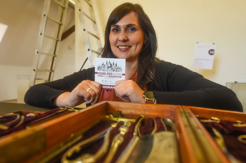 Merseburgs Kulturschatz-Projektmanagerin Antje Riewe-Bez zeigt die Vorbereitung für die Basedow-Ausstellung.