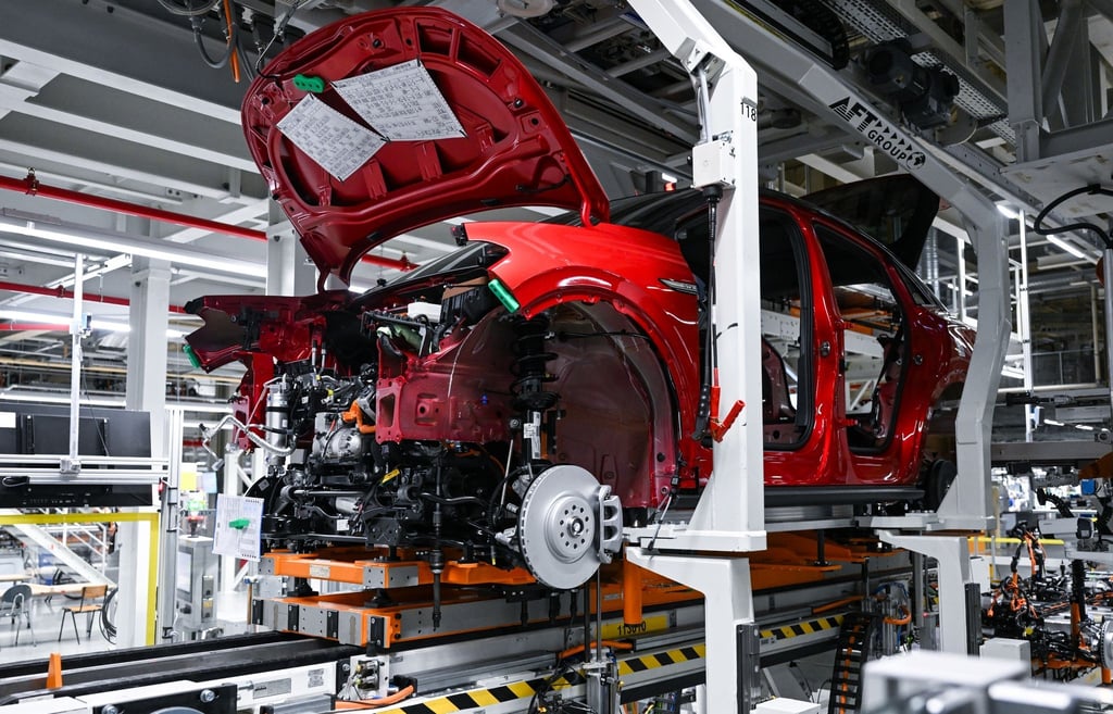 Ein Elektroauto läuft über die Linie. Beim knappen Neuwagenangebot in Deutschland steigen die Preise für vollelektrische Batterieautos derzeit am schnellsten.