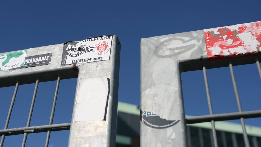 St.-Pauli-Fans gegen RB: Sticker vom Zweitliga-Spiel 2016.