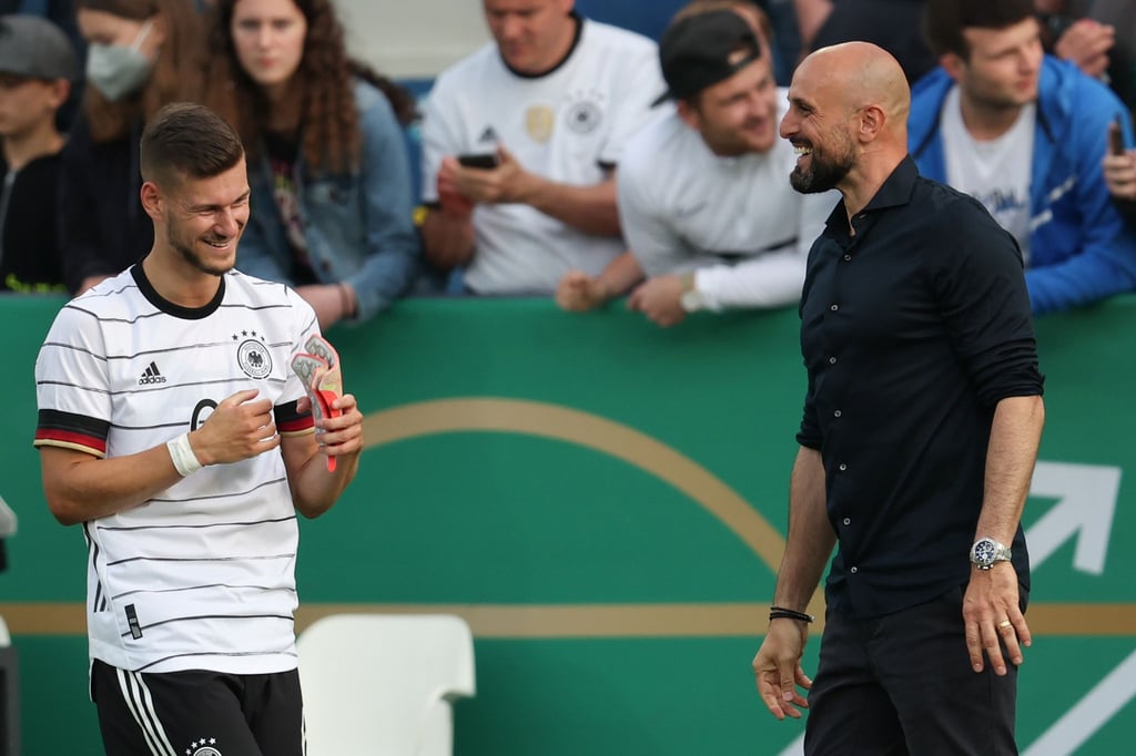 Trainer Antonio Di Salvo (r) und die U21 wollen sich für das Hinspiel gegen Polen revanchieren.