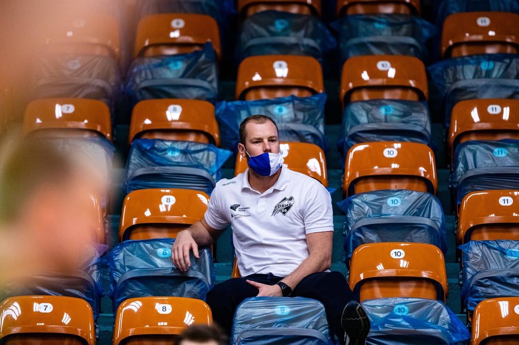 Libor Hanisch auf der Tribüne der Anhalt-Arena.