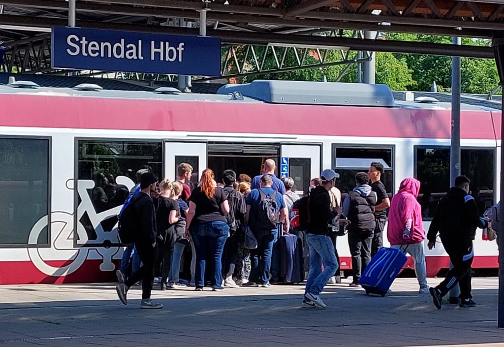 Dichtes Gedränge herrschte auf dem Stendaler Bahnhof am Regionalzug nach Rathenow, der Verbindung in Richtung Berlin.