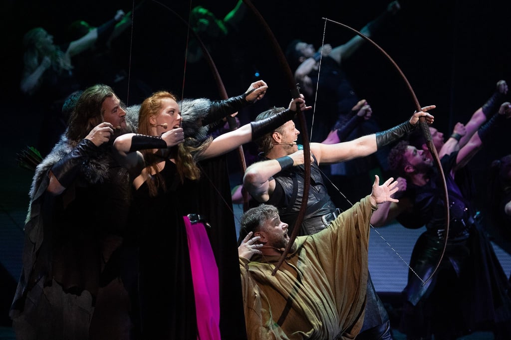 Reinhard Brussmann als John Little (l-r), Johanna Zett als Lady Marian, André Haedicke als Bruder Tuck und Mark Seibert als Robin von Loxley. "Robin Hood - Das Musical" wurde von Chris de Burgh und Dennis Martin produziert.