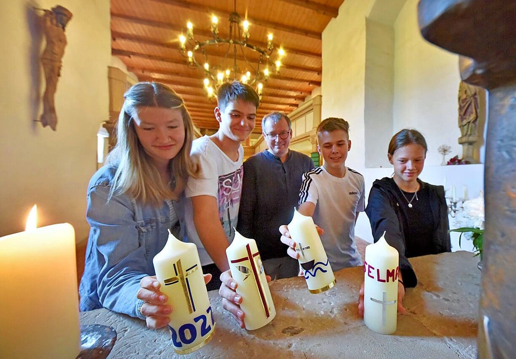 Ihre Kerzen hat das Quartett im Konfirmandenunterricht mit Pfarrer Albrecht Henning selbst gestaltet. Sie werden am Sonntag ab 10 Uhr angezündet.