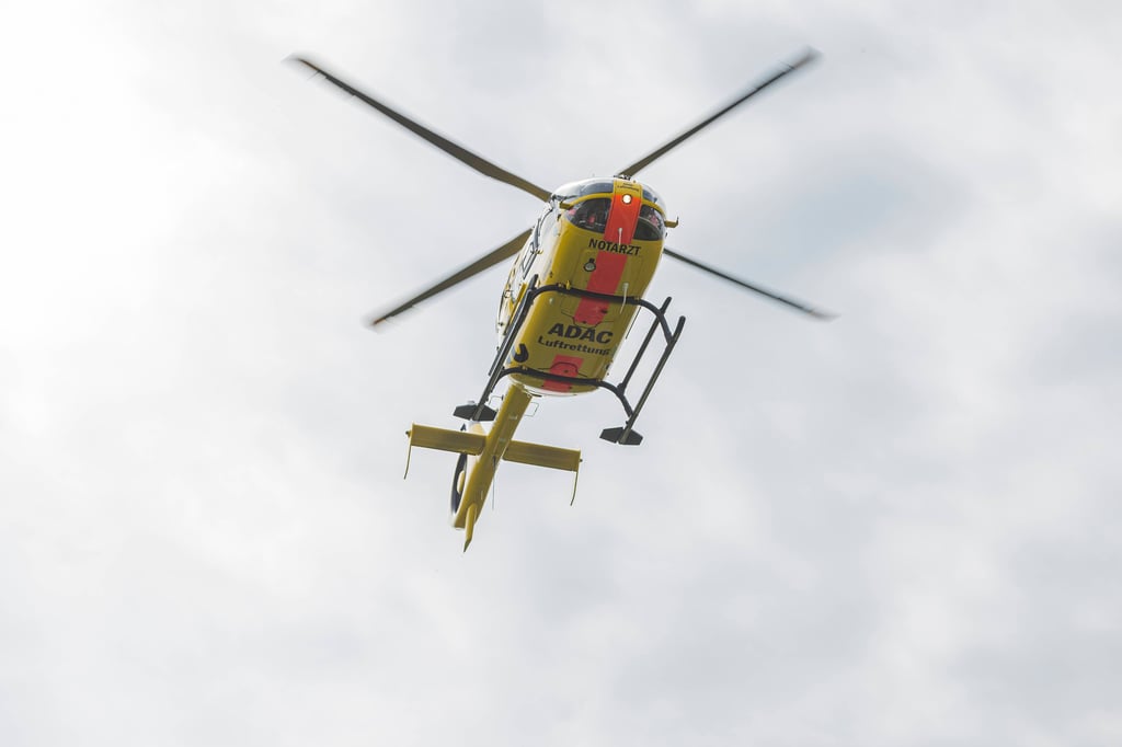 Der Verletzte wurde mit einem Rettungshubschrauber ins Krankenhaus gebracht und verstarb wenig später.