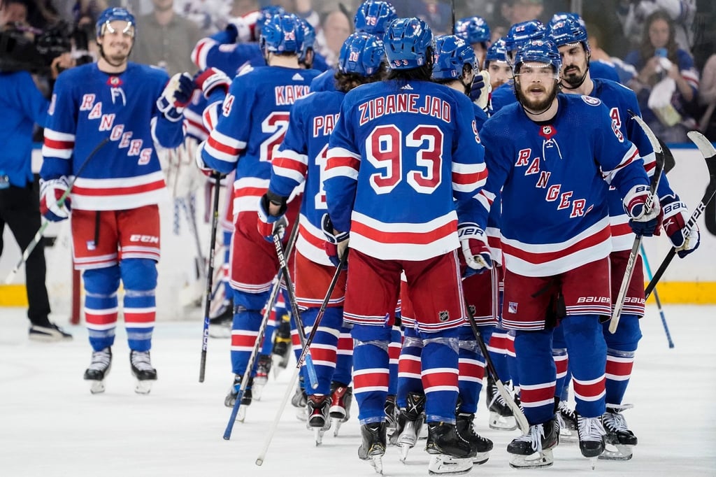 Die New York Rangers feiern den Sieg im zweiten Spiel gegen Tampa Bay Lightning.