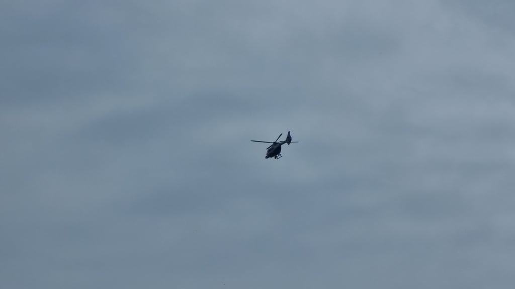 Ein Polizeihubschrauber kreist über Aschersleben.