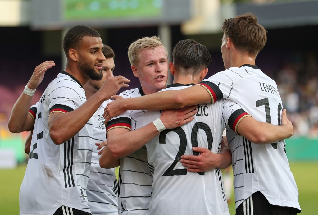 Die Spieler der deutschen U21 feiern den 4:0-Sieg bei der EM-Qualifikation gegen Ungarn.