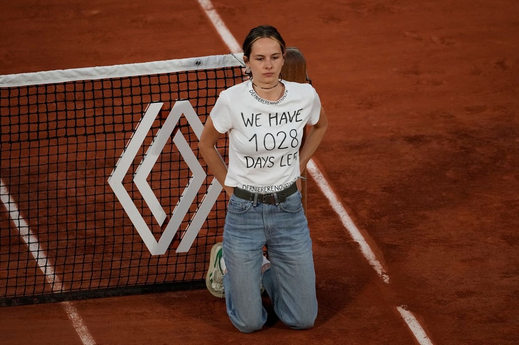 Eine Klimaaktivistin sich während des Halbfinals zwischen Cilic und Ruud ans Netz gebunden.