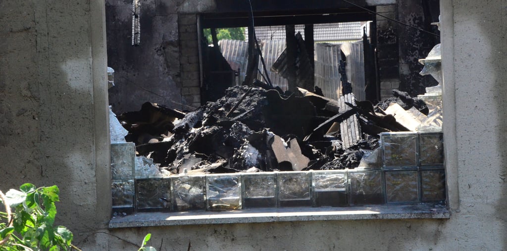 Großfeuer bei Recycling- Firma FraPa-Plastin Apenburg: Blick durch ein Fenster im Nebengelass.