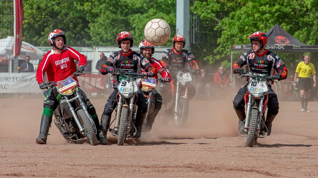 Benjamin Walther (MBC 70/90) und Enrico Wochatz (MBC 70/90) im Angriff.