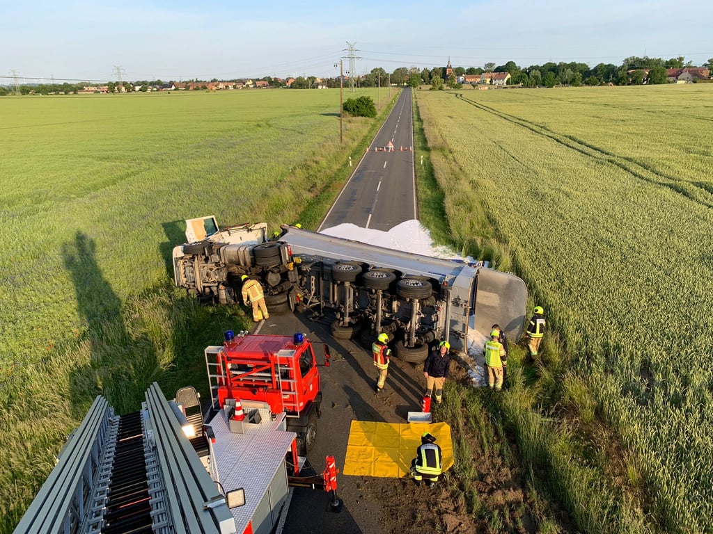 Der Lastwagen kippte bei dem Unfall auf die Seite.