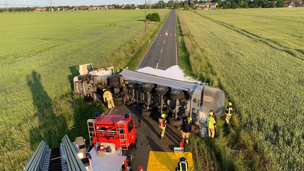 Der Lastwagen kippte bei dem Unfall auf die Seite.