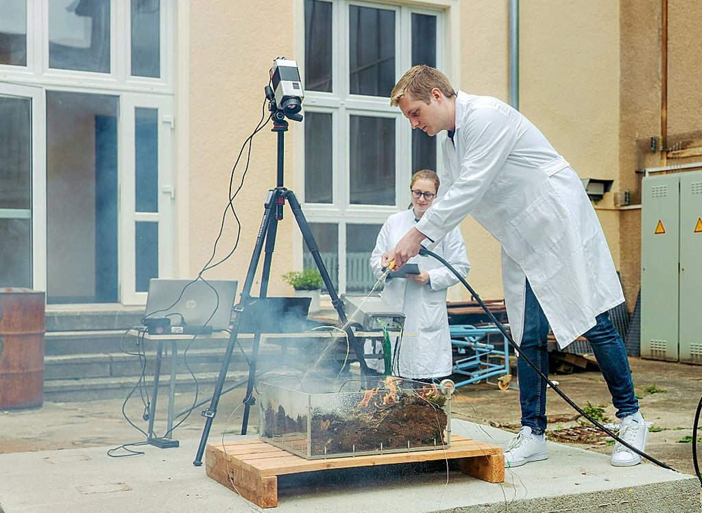 Uni: Wenn der Boden unter den Füßen brennt – Wissenschaftler forschen an wirkungsvoller Brandbekämpfung.