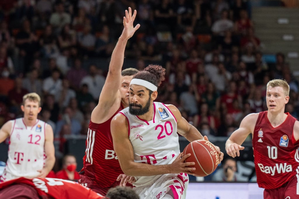 Jeremy Morgan (2.v.r.) von den Telekom Baskets Bonn zieht zum Korb des FC Bayern.