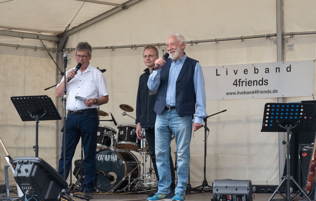 Überraschungsgast Dieter Hallervorden (r.) bei der Festeröffnung mit Ralf Schönemann vom Heimatverein und Christian Mattke von den Stadtwerken Dessau-Roßlau