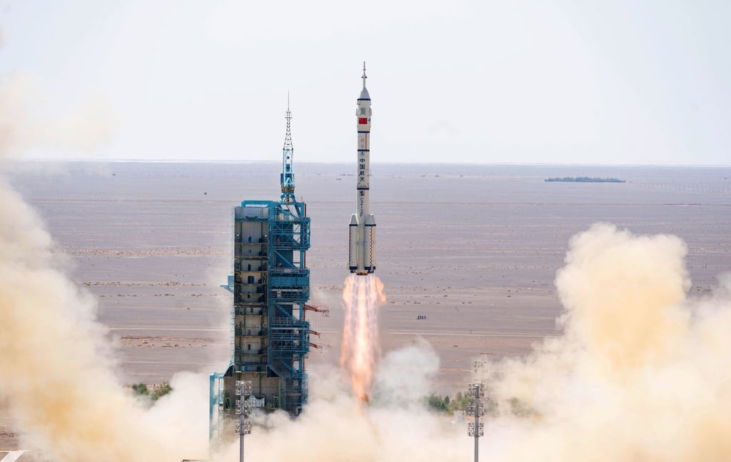 Das bemannte Raumschiff „Shenzhou-14“ startet auf einer Trägerrakete vom Typ „Langer Marsch 2F“ vom Jiuquan Satellite Launch Center im Nordwesten Chinas.