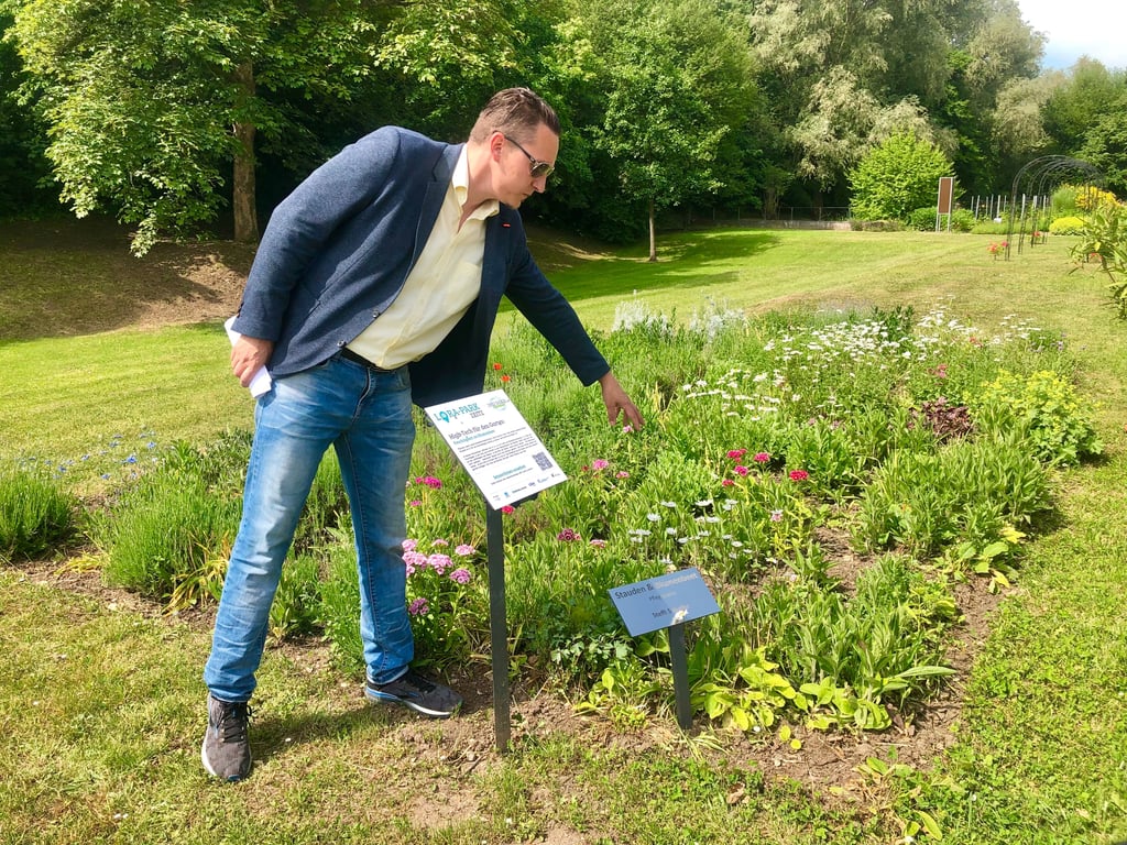 Matthias Laue, Mitarbeiter im Digitalisierungszentrum Zeitz, führte die Besucher zum Tag der Parks und Gärten durch den LoRa-Park, Schaugarten für sensorbasierte Anwendungen im Schlosspark Moritzburg Zeitz.