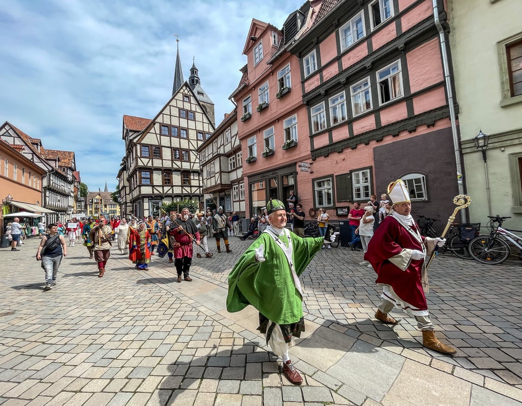 Königlich: Der Verein Kaiserfrühling gestaltete den Festumzug in Quedlinburg mit.