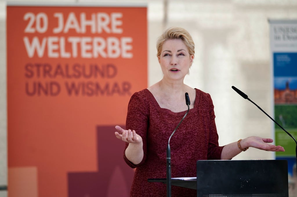 Mecklenburg-Vorpommerns Ministerpräsidentin Manuela Schwesig spricht auf der bundesweiten Eröffnungsfeier zum 20. Unesco-Welterbetag auf dem Marktplatz in Wismar.