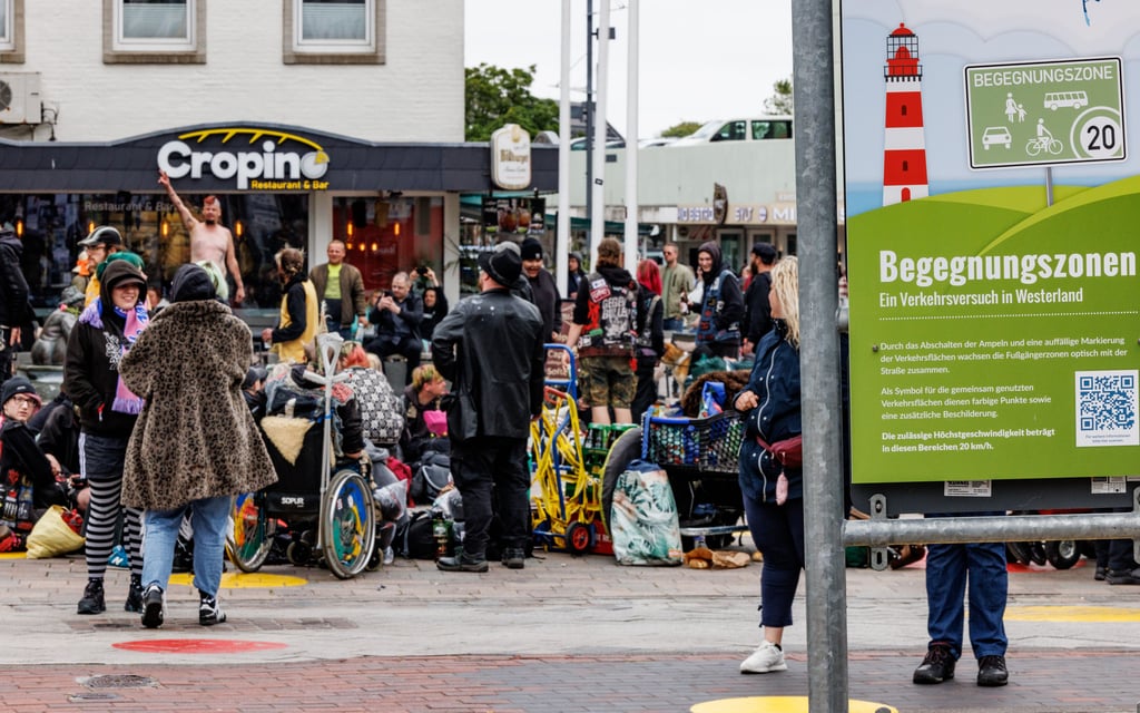Ein Gruppe Punks feiert in der Fußgängerzone von Westerland auf Sylt.