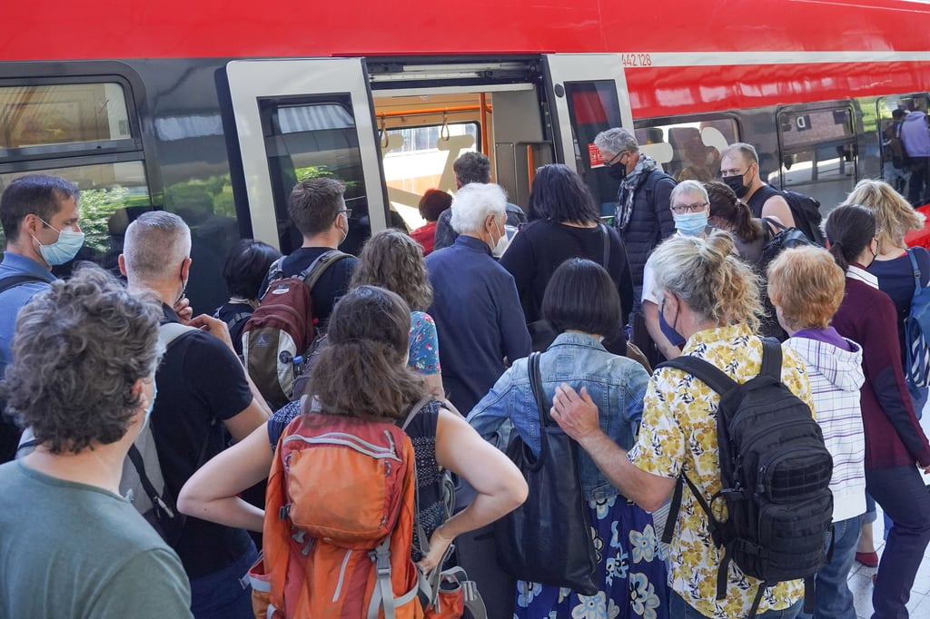In diesem Jahr sind viele Regionazüge über Pfingsten noch voller als in den Vorjahren. Durch das 9-Euro-Ticket sind mehr Menschen auf die Bahn umgestiegen.